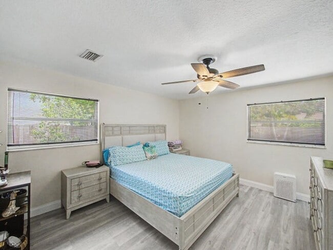 Building Photo - 4868 Canal Dr