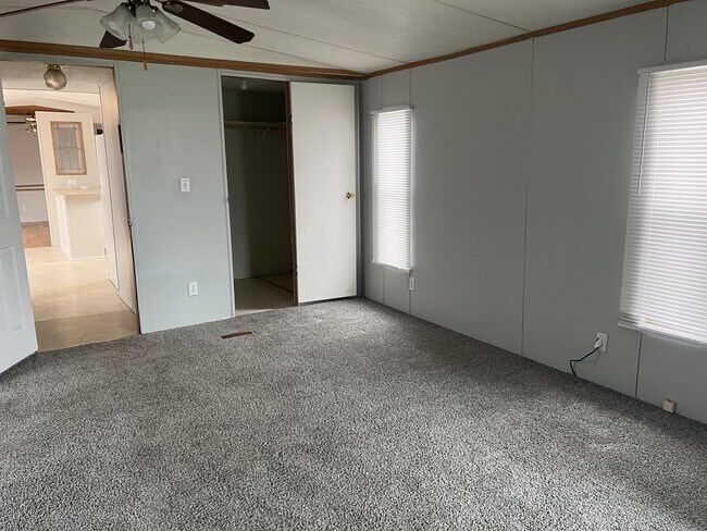 Building Photo - 50 Willowbrook Ct