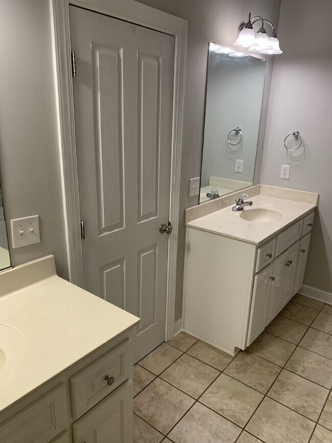 Building Photo - Beautiful Townhome in the Heart of Aiken!