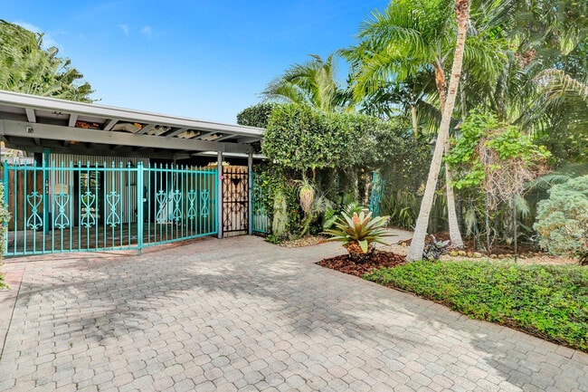 Building Photo - 1613 SW 5th Ct