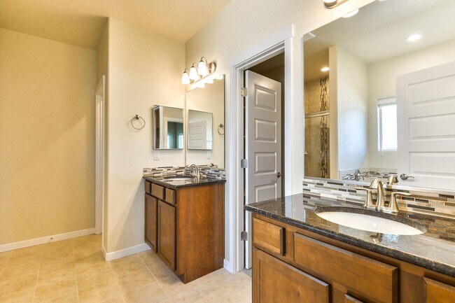 Building Photo - Beautiful 5 bed 3 bath home in the Pelican...