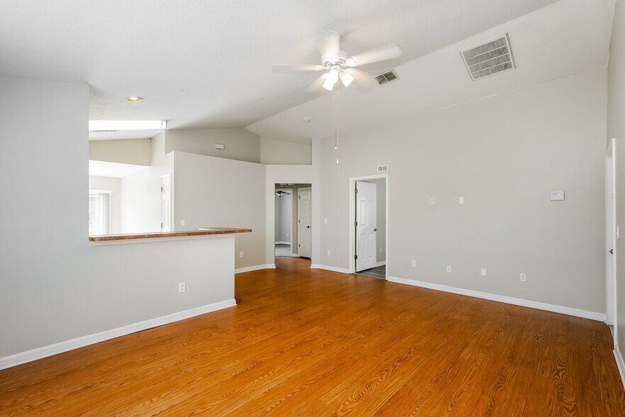 Building Photo - 6171 Skylarkcrest Dr