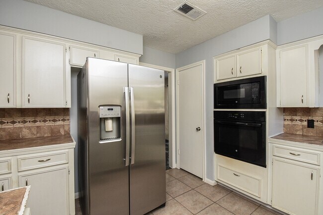 Building Photo - 4811 Shatner Dr