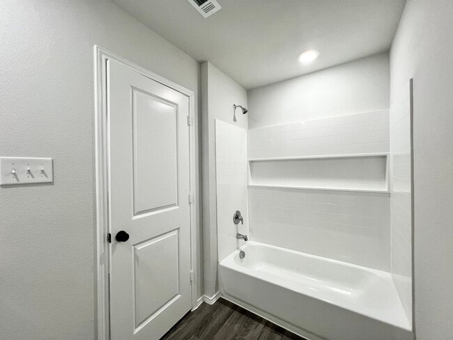 Building Photo - Stunning New Build with 5 Bedrooms & Moder...