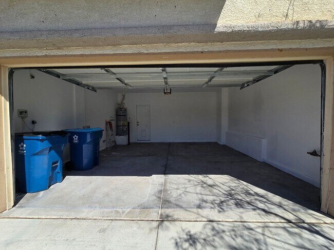 Building Photo - Terrific 3 bed + Loft 2 Car Need Space? Th...