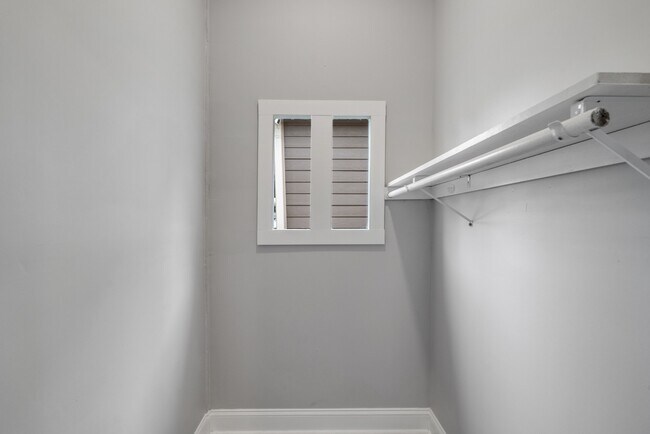 Building Photo - 2224 N Kenwood Ave