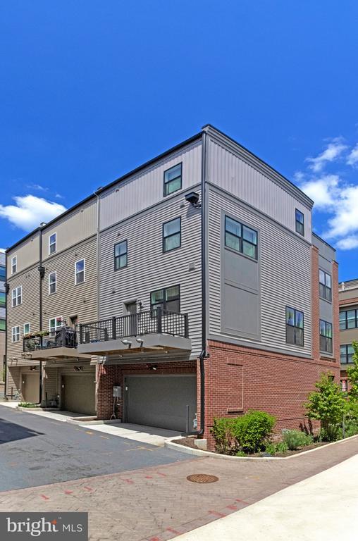 Building Photo - 40 Mural Walk NE