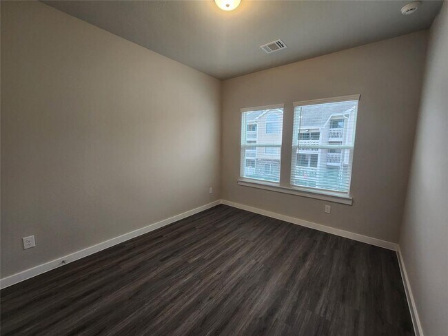 Building Photo - 18322 W Centro Cir