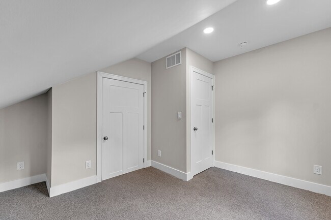 Building Photo - 9045 Hillcrest Dr