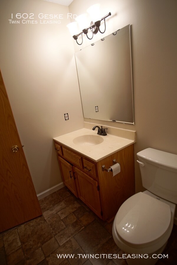 Building Photo - NEW: Carpet and paint throughout!  3 Beds ...