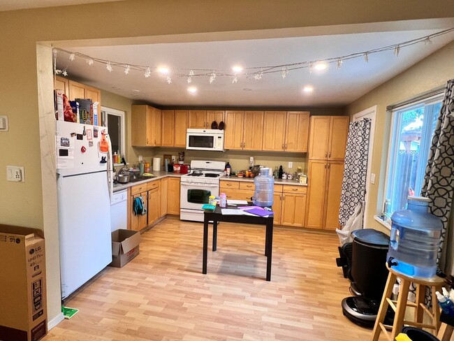 Building Photo - Campbell Duplex: 2 BR 1 BA with Garage & W...