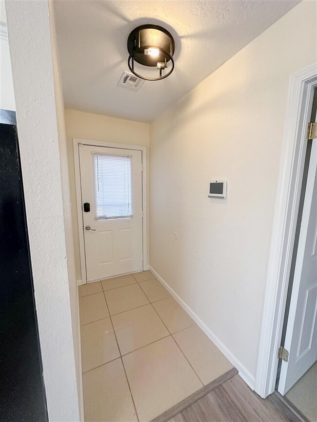 Building Photo - 2711 NE Euclid Ave