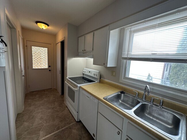 Building Photo - 1837-1837 Post Rd