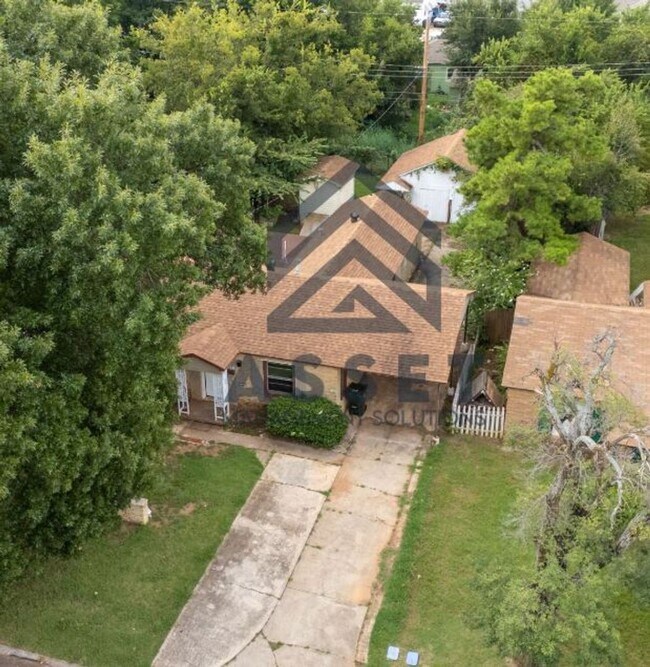 Building Photo - 316 E Harmon Dr