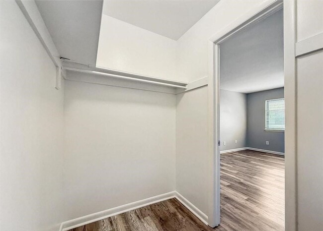Building Photo - Remodeled Townhouse Ready for A New Tenant