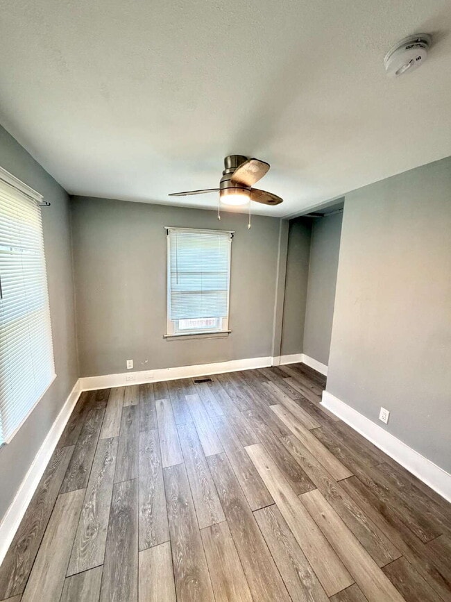 Building Photo - 2 bed, 1 Bath: Updated Inside!