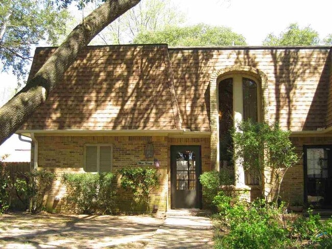 Building Photo - 323 Top Hill Dr