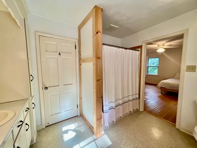 Building Photo - 250 Edgewood Dr