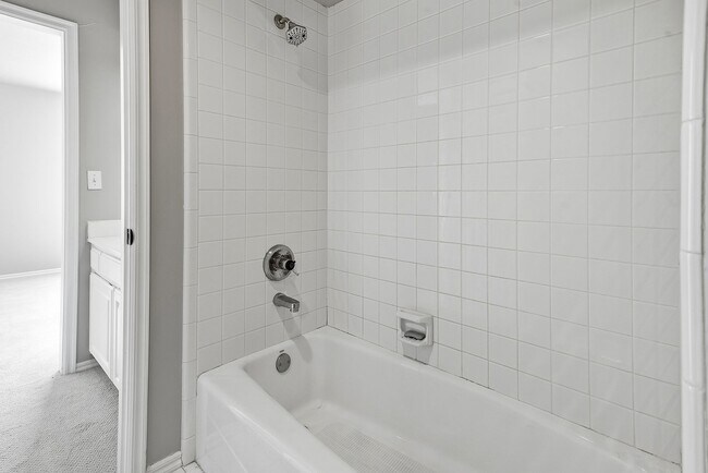 Building Photo - 408 W Fairway Ct