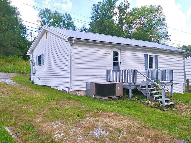 Building Photo - 2 Bedroom / 1 Bath Home Blountville, TN