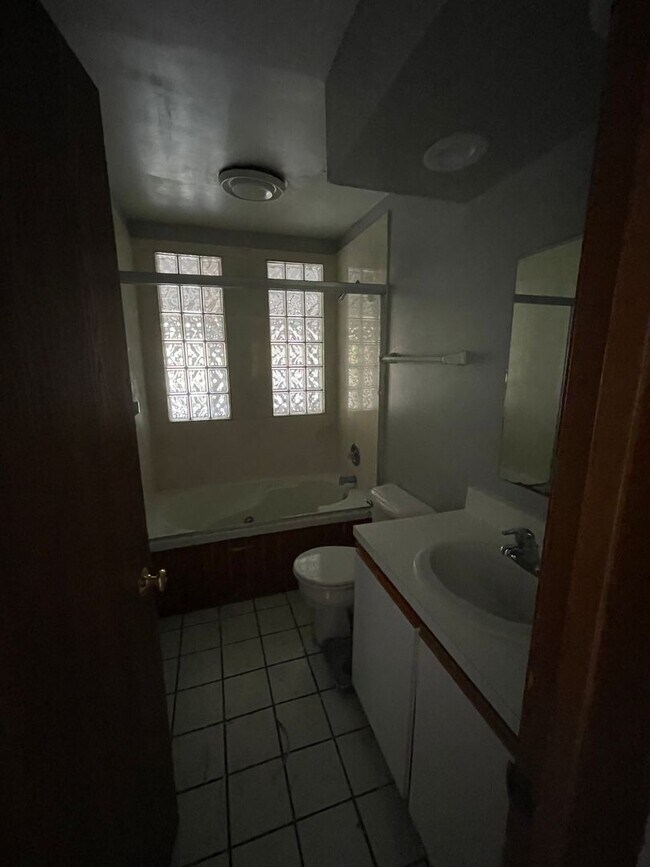 Building Photo - OSU North Campus 5 bedroom 2 bath apartment