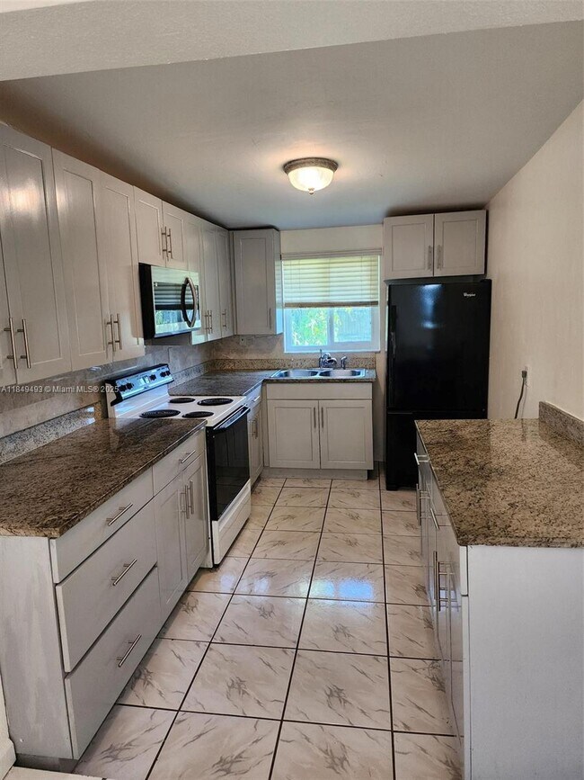 Building Photo - 3 bedroom in Miami Gardens FL 33169