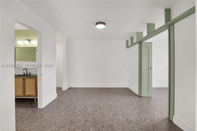 Building Photo - 1085 NE 34th St
