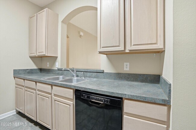 Building Photo - 10550 Baymeadows Rd