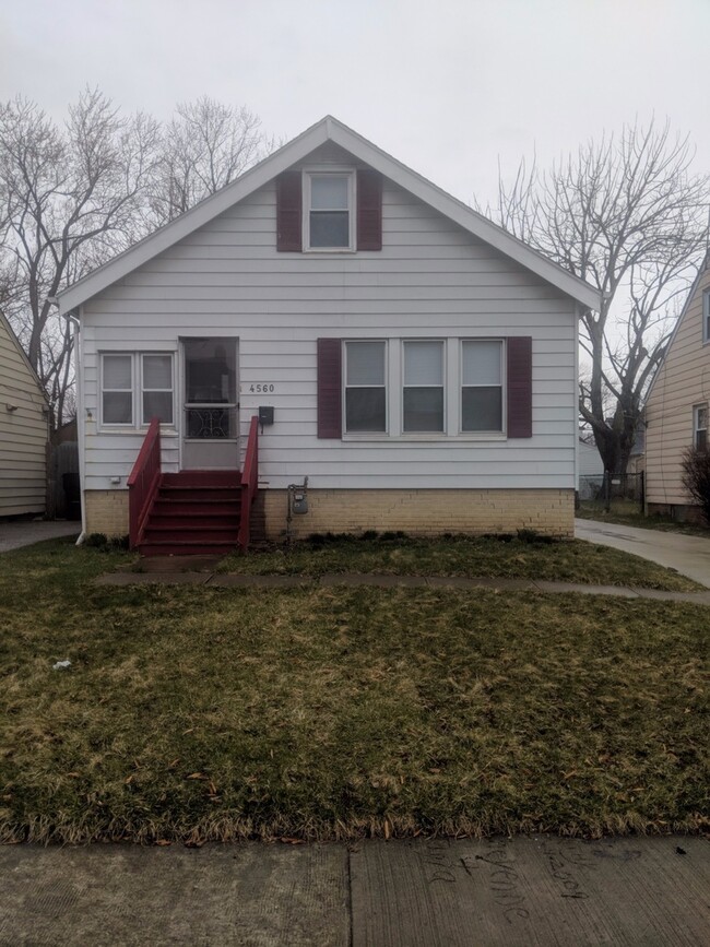 Primary Photo - Single Family Home 3 beds 1 bath Available...