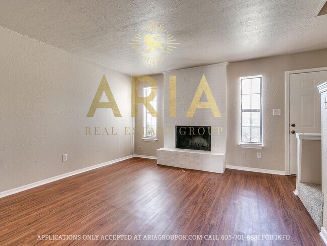 Building Photo - Spacious 2 Bed/1.5 Bath Townhouse in East ...