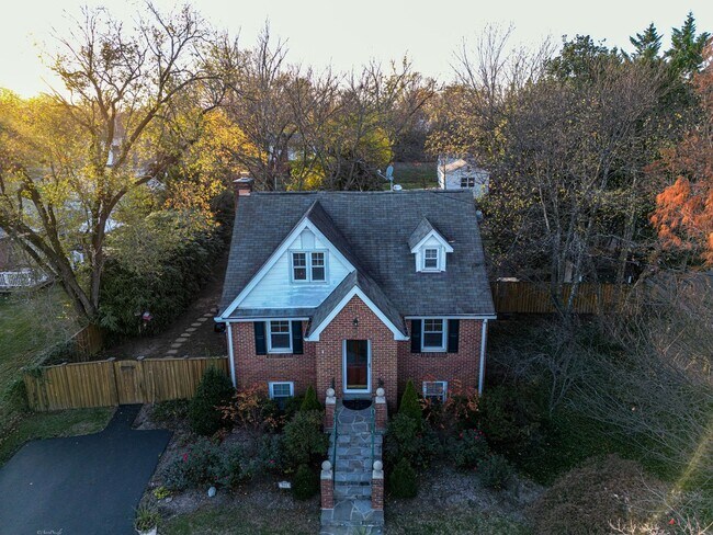Building Photo - 903 Crestview Dr