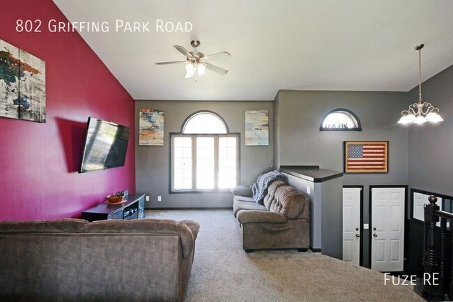 Building Photo - 802 Griffing Park Rd