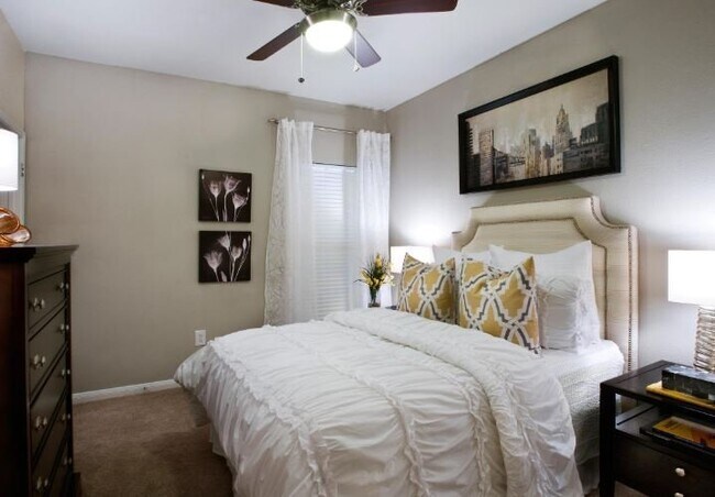 Building Photo - 8787 Woodway Dr