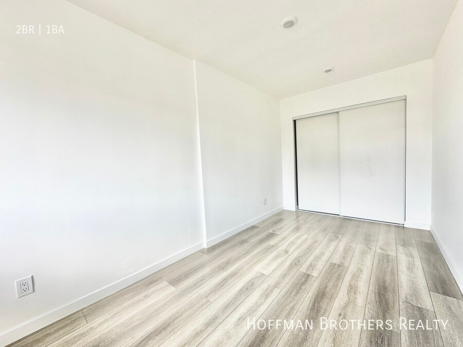 Building Photo - 318 S Mariposa Ave