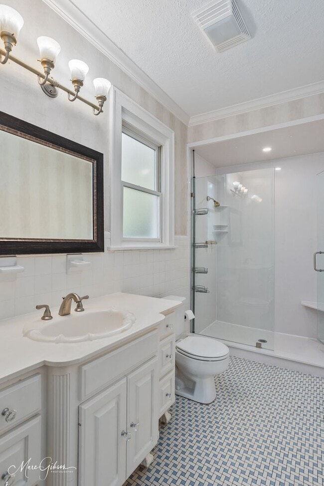 Building Photo - Beautiful 3 Bed 3 Bath