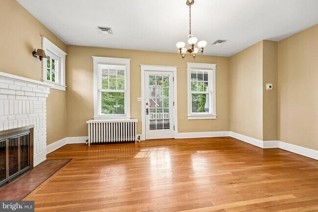 Building Photo - 526 N Ivy St