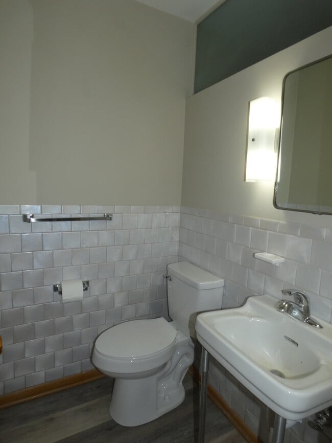 Building Photo - 1608 NE 65th St
