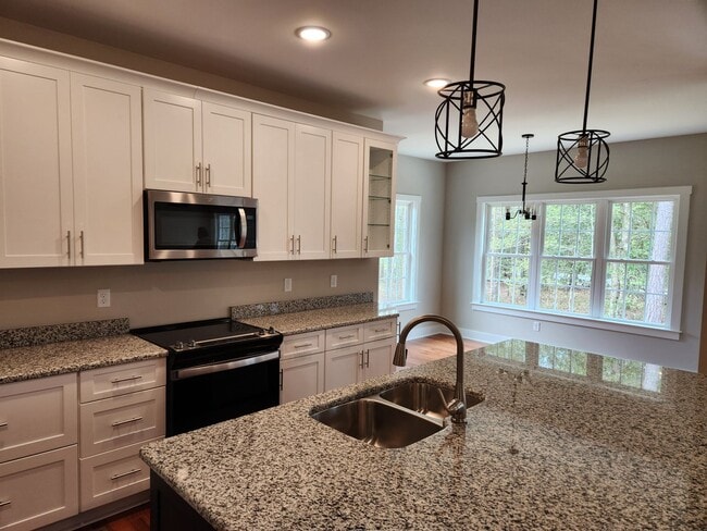 Building Photo - Chesterfield - 5 Bed 3.5 Bath Newer Modern...