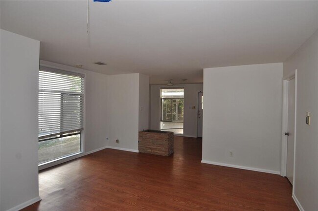 Building Photo - All appliances included! Great Location!