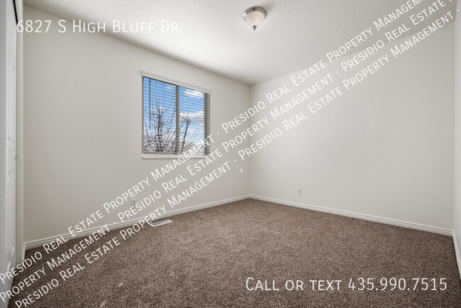 Building Photo - 6827 S High Bluff Dr