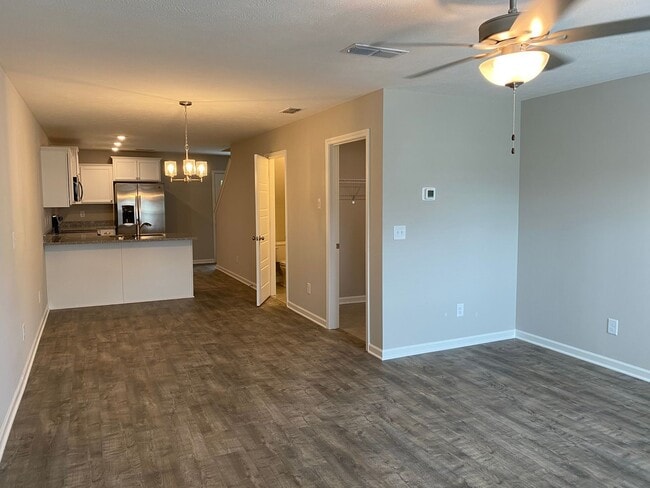Building Photo - 3 BD 2.5 BA | 2 Car Garage | End Unit Townhome