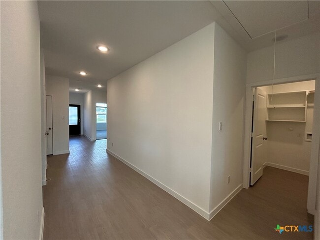 Building Photo - 728 Horsetail Ln