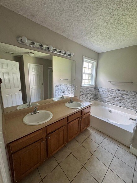 Building Photo - 520 Millbrook Villa Dr