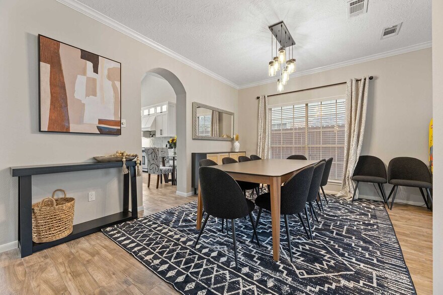 Building Photo - 1905 Navajo Dr