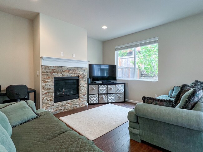 Building Photo - Great 3 Bedroom 2.5 Bathroom Townhouse End Unit!  2 Car Garage  + Washer & Dryer! Near Nike, Inte...