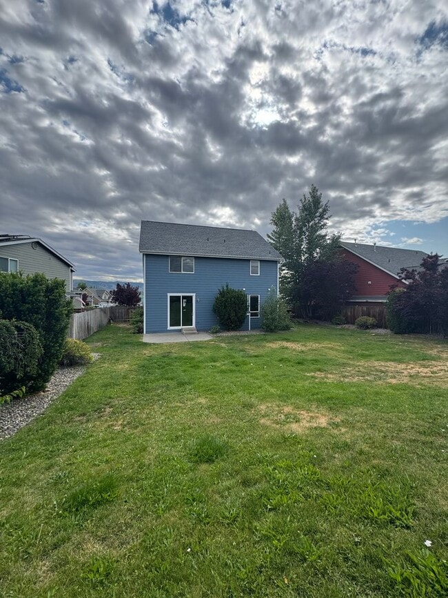 Building Photo - Large 4 Bed Rental in Established Neighborhood