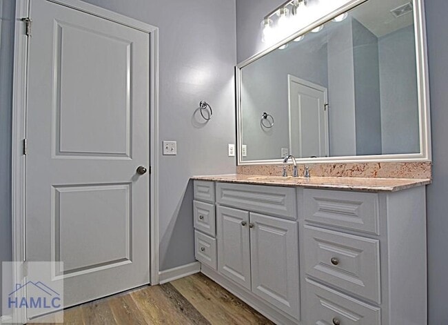 Building Photo - 207 Bender St