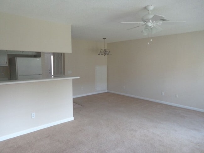 Building Photo - 137 Commons Dr