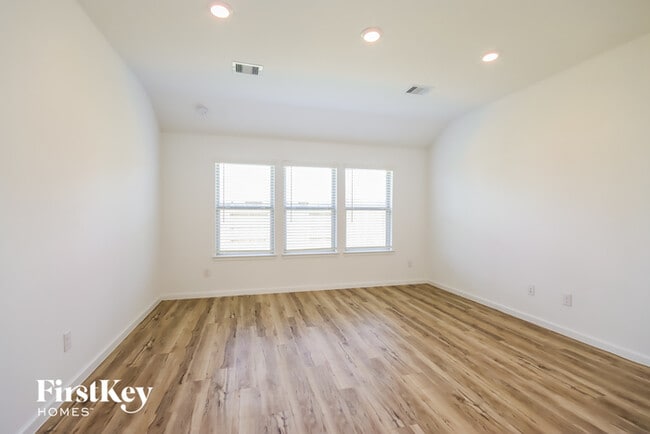 Building Photo - 15807 Kinord Ter Dr