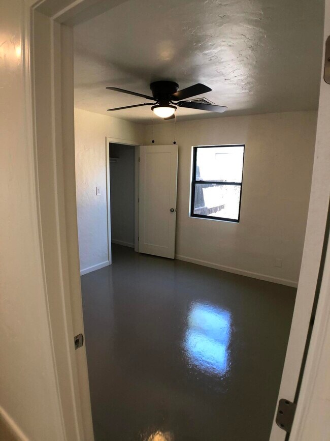 Building Photo - 1440 E Edison St